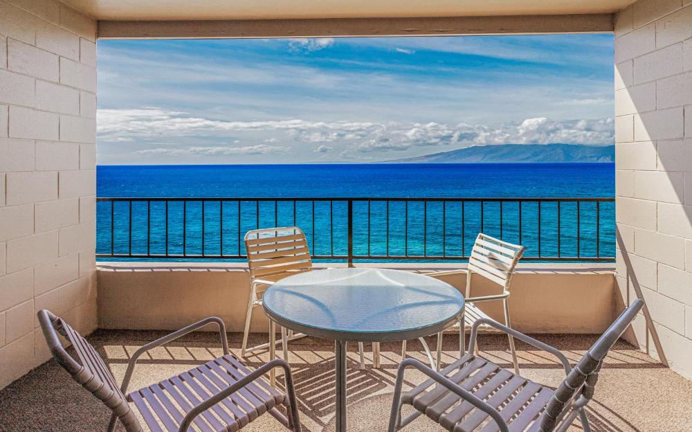 Studio Apartment with Balcony and Oceanfront View interior